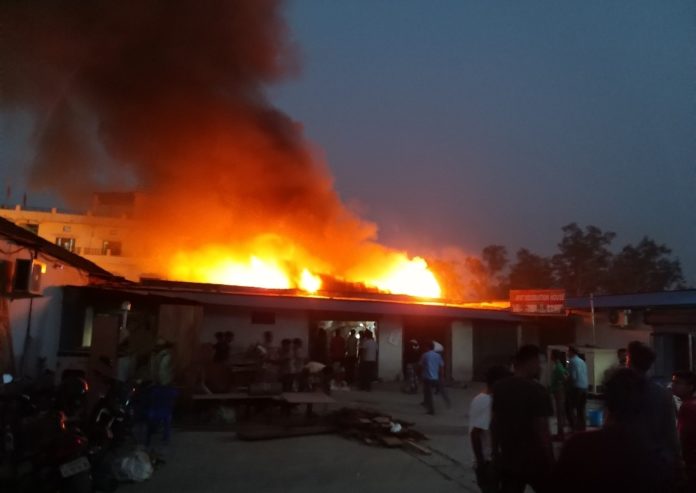 नेपालगन्ज बिपि चोक नजिकको एक पसलमा आगलागी