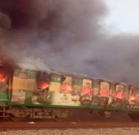 गुडिरहेको रेलमा आगो दन्कियो, ६० जनाको ज्यान गयो