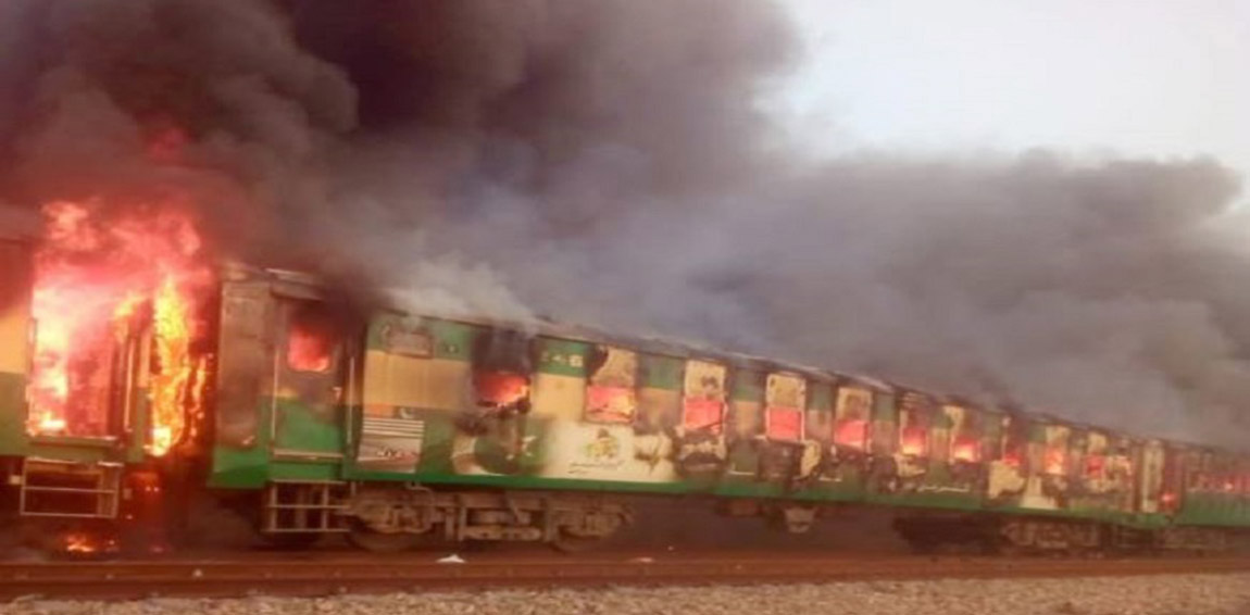 गुडिरहेको रेलमा आगो दन्कियो, ६० जनाको ज्यान गयो