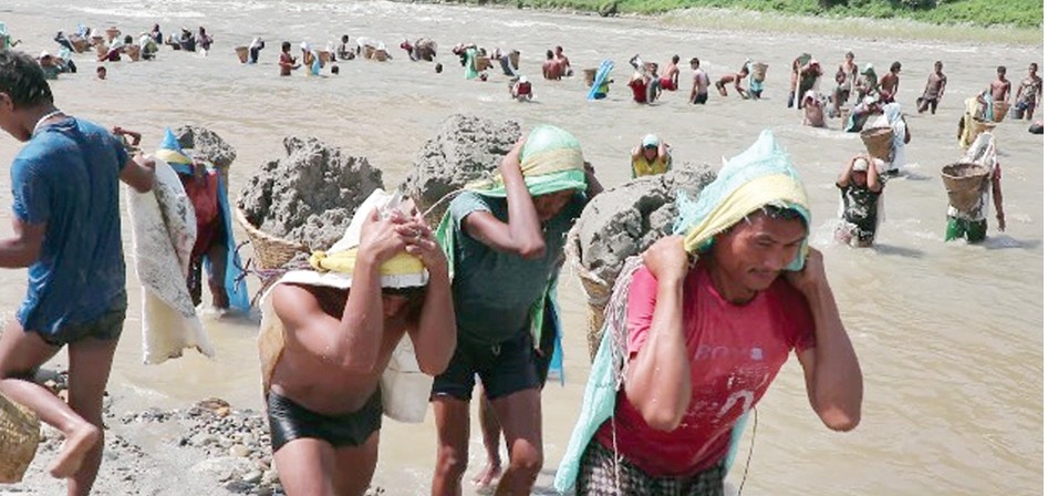 दशैँ खर्च जुटाउन त्रिशूली नदीमा बालुवा निकाल्दै मजदुर