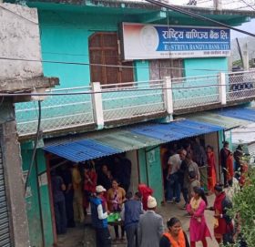 दसैँका लागि सुकिला नोट  साट्न बाजुरामा पनि सुरु