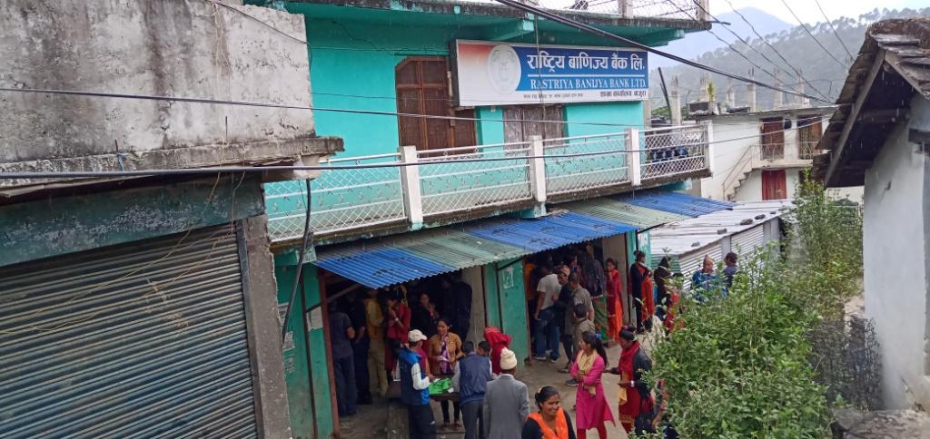 दसैँका लागि सुकिला नोट  साट्न बाजुरामा पनि सुरु