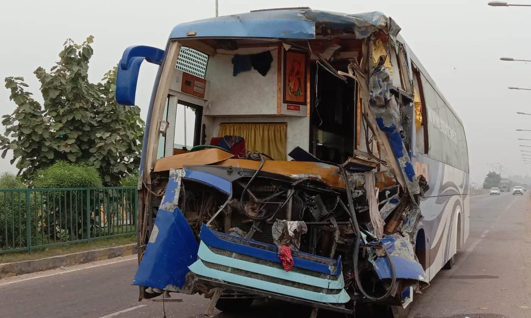 नेपालबाट दिल्ली गैरहेको बस ट्रकसँग ठोक्किँदा दुई दर्जनभन्दा बढी नेपाली घाइते