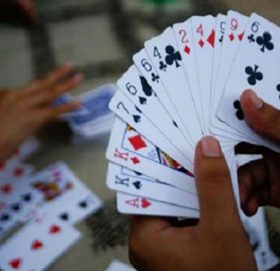 बाजुराको खप्तड छेडेदहमा जुवाखालबाट २ जना शिक्षक सहित ६ जना प्रक्राउ