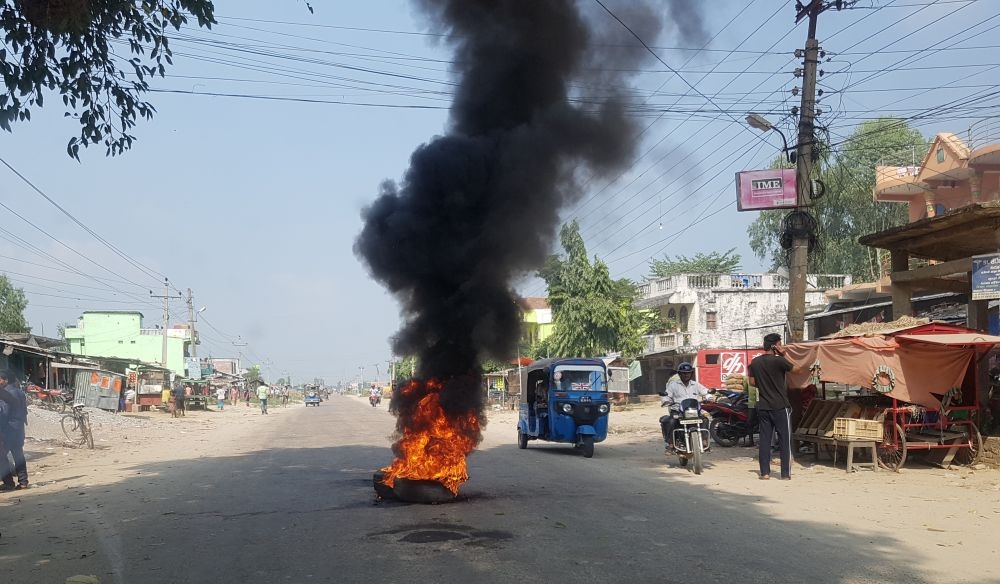 कांग्रेस कार्यकर्ताले सांसद आलम पक्राउको विरोधमा सडकमा टायर बाले