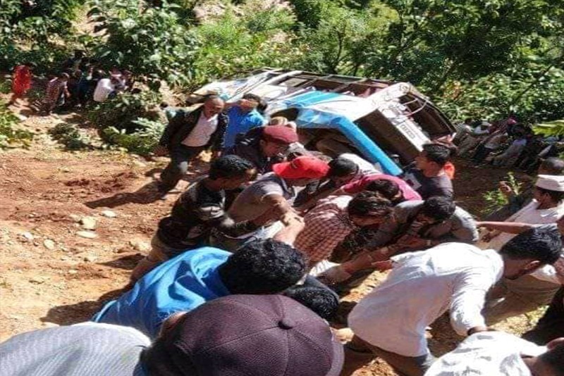महेन्द्रनगरबाट बाजुरा अाउदै गरेकाे बस दुर्घटना ३० जना घाइते