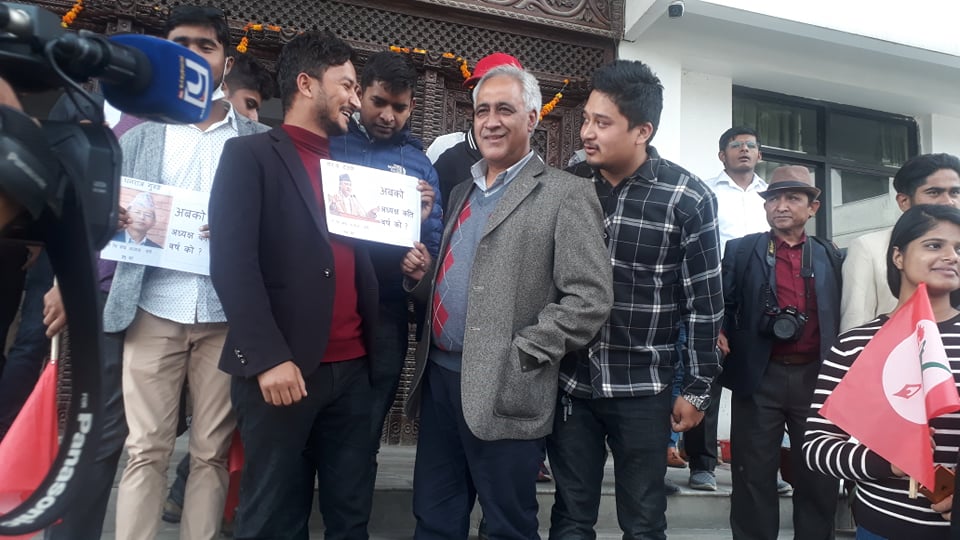 कांग्रेस पार्टी कार्यालयमा नेविसंघको नाराबाजी