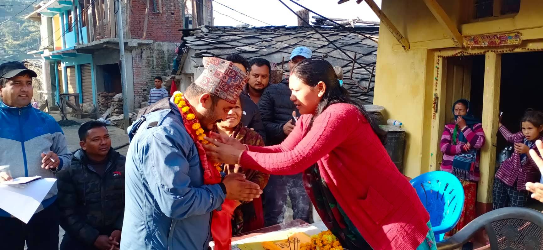 राम्रो काम गरेको भन्दै स्थानीयद्धारा ठेकेदार सम्मानित