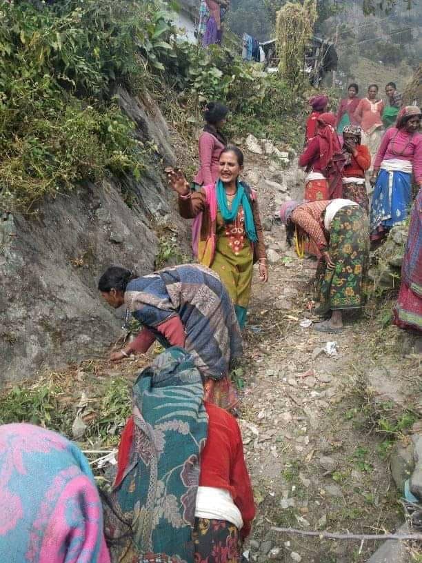 स्थानियको सक्रियतामा टोलसरसफाई ।