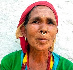 गोठ र जंगलमा १७ पटक १८ बच्चा जन्माउने यि आमा (भिडियो सहीत)