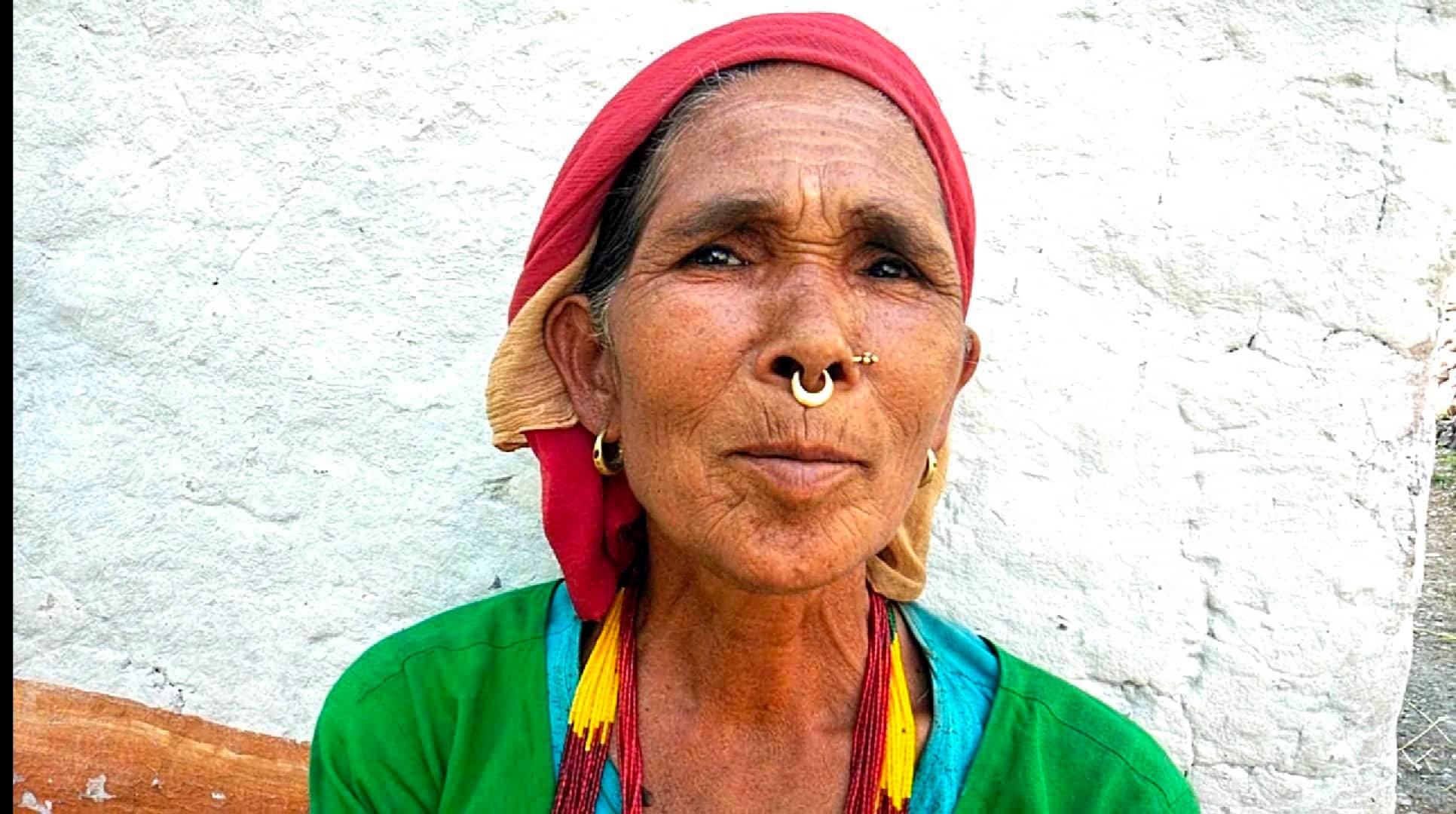 गोठ र जंगलमा १७ पटक १८ बच्चा जन्माउने यि आमा (भिडियो सहीत)