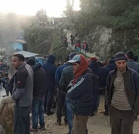 डोटी प्रहरीको हिरासतमा चालकको मृत्यु प्रकरण : अवरुद्ध भीमदत्त राजमार्ग खुल्यो