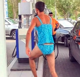 सित्तैमा ग्यास पाउने लोभमा यसरी बिकिनी लगाएर पुरुषहरूले