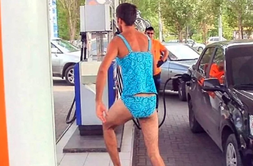 सित्तैमा ग्यास पाउने लोभमा यसरी बिकिनी लगाएर पुरुषहरूले