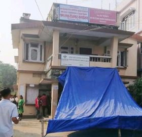 श्रम कार्यालय पुगेकी युवतीको आग्रह, ‘मेरा श्रीमानलाई विदेश जानबाट रोकिदिनु’