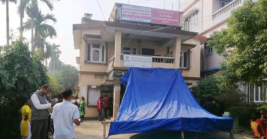 श्रम कार्यालय पुगेकी युवतीको आग्रह, ‘मेरा श्रीमानलाई विदेश जानबाट रोकिदिनु’