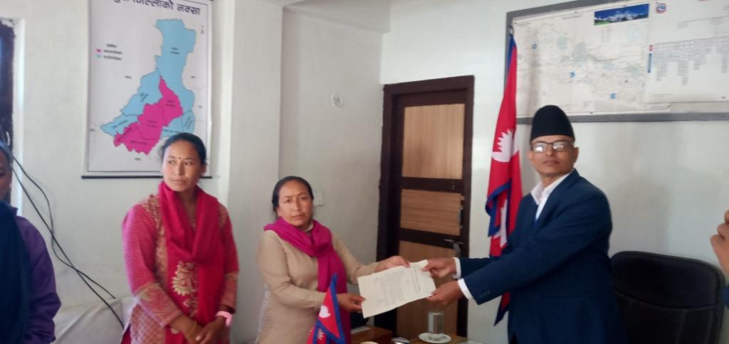 नेपाली भुमि बचाउन अखिल नेपाल महिला संघ बाजुराको ज्ञापन पत्र