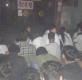 नेशनल मेडिकल कलेजमा धर्नामा बसेका छात्रामाथि हातपात, विद्यार्थी भन्छन्–सञ्चालकबाटै असुरक्षित भयौं