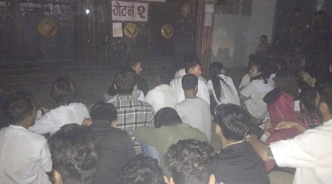 नेशनल मेडिकल कलेजमा धर्नामा बसेका छात्रामाथि हातपात, विद्यार्थी भन्छन्–सञ्चालकबाटै असुरक्षित भयौं