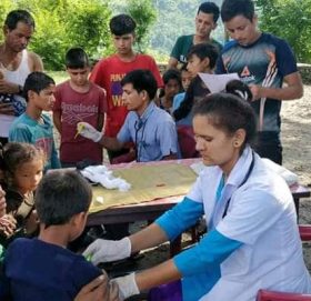 बुढिगंगा नगरपालिकामा कुपोषित बच्चा खोज्दै र स्वास्थ्य शिक्षा दिदै घरघरमा स्वास्थ्यकर्मी