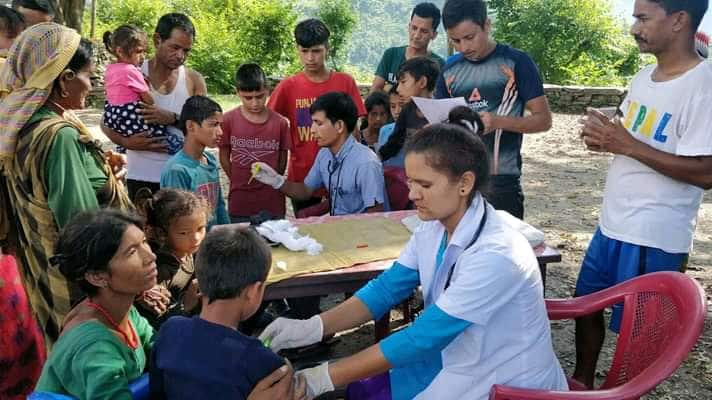 बुढिगंगा नगरपालिकामा कुपोषित बच्चा खोज्दै र स्वास्थ्य शिक्षा दिदै घरघरमा स्वास्थ्यकर्मी