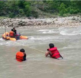 कर्णाली नदीको गहिराइ नाप्ने टोली चढेको डुंगा दुर्घटना