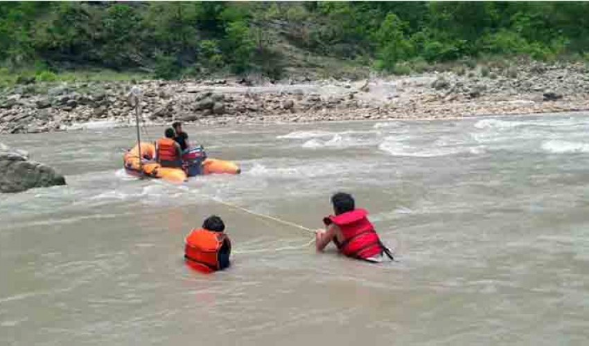 कर्णाली नदीको गहिराइ नाप्ने टोली चढेको डुंगा दुर्घटना