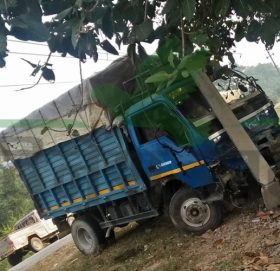 कैलालीमा बस र ट्रक एकआपसमा ठोक्किदा तीन जना घाईते