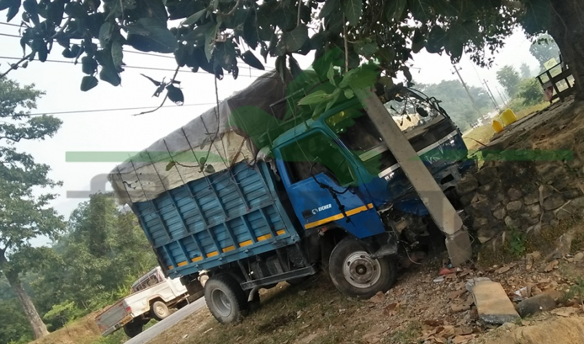 कैलालीमा बस र ट्रक एकआपसमा ठोक्किदा तीन जना घाईते
