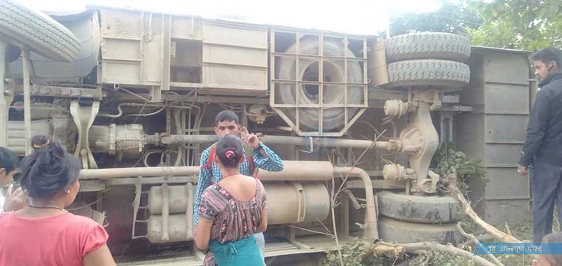अर्घाखाँचीमा बस दुर्घटना : १४ घाइते, पाँचको अवस्था गम्भीर