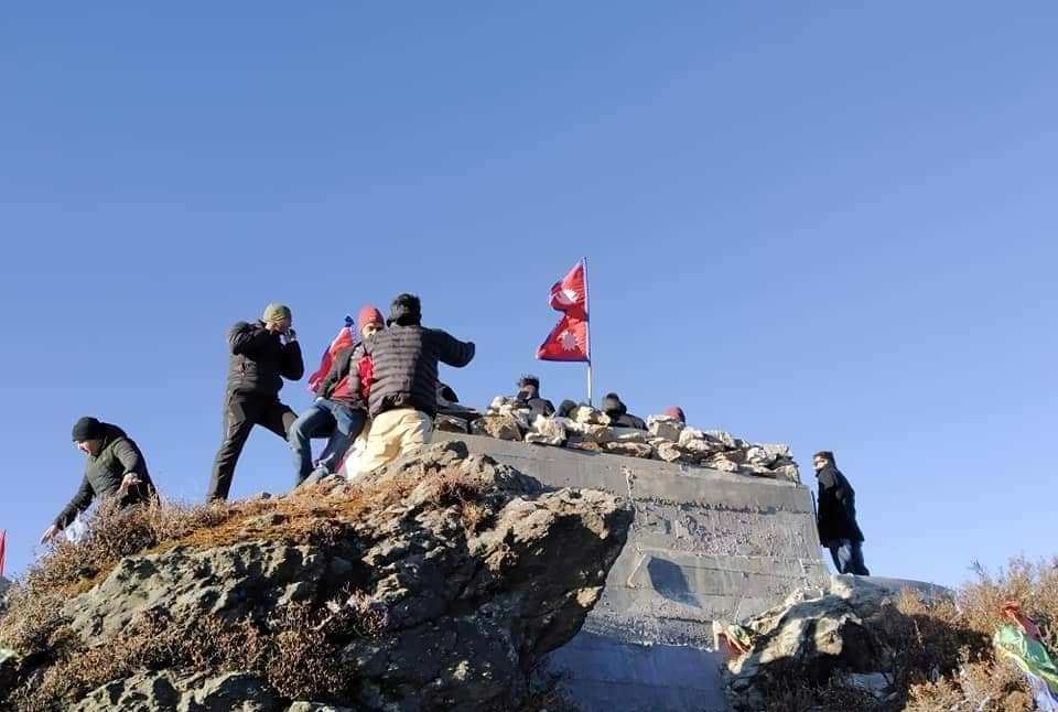 भारतले कव्जा गरेको नेपाली भुमिमा फहरायो राष्ट्रिय झन्डा