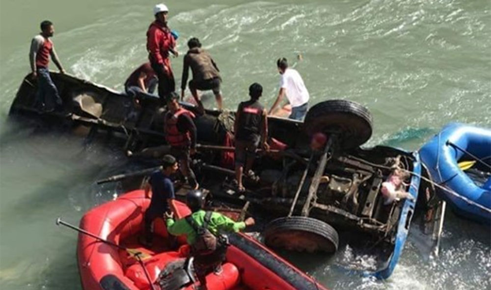 सुनकोशीमा बस खस्यो, ६ जनाको मृत्यु