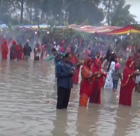 छठ पर्व :उदाउँदो सूर्यलाई अर्घ दिईँदै