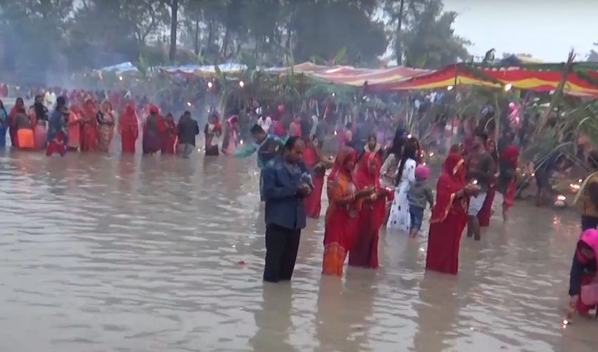 छठ पर्व :उदाउँदो सूर्यलाई अर्घ दिईँदै