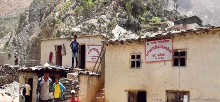 आफ्नै घरमा गाउँपालिकाको कार्यालय राखेर भाडा असुल्दै अध्यक्ष