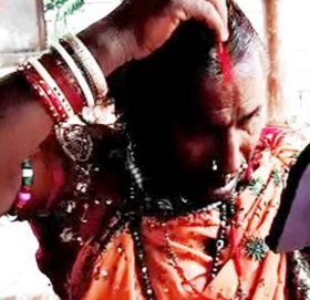 ६६ वर्षीय पुरुष २७ वर्षदेखि दुलहीको भेषमा !