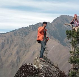 फोन गर्न तीन घन्टा हिँडेर रुख चढ्नुपर्ने !