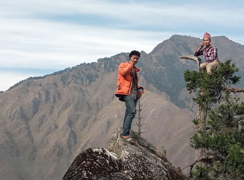 फोन गर्न तीन घन्टा हिँडेर रुख चढ्नुपर्ने !
