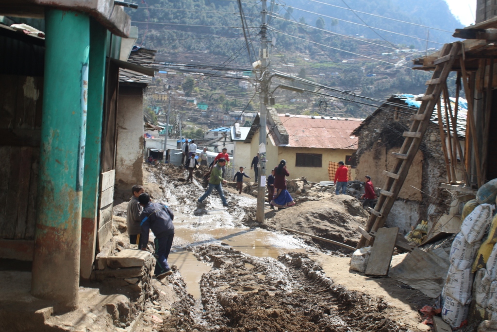 सडक निर्माण : नगरपलिकाद्धारा गाडी ओहोर दोहोर बन्द गरिने
