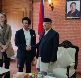 प्रधानमन्त्री ओलीले सचिनलाई दिए उपहार