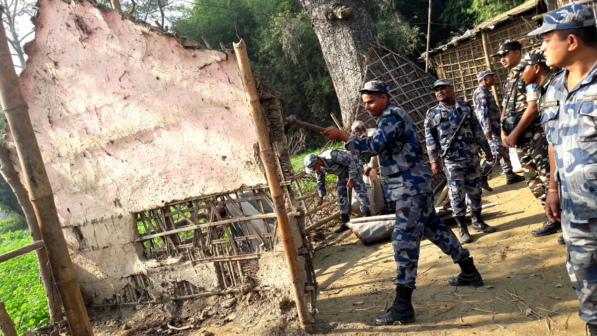 दशगजा क्षेत्रका ३१ अतिक्रमित घरटहरा भत्काइयो