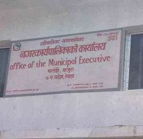 बडिमालिका नगरपालिकाले सडक मिचिएका घर टहरा भत्काइदै