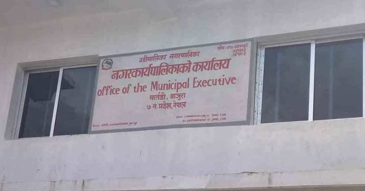 बडिमालिका नगरपालिकाले सडक मिचिएका घर टहरा भत्काइदै