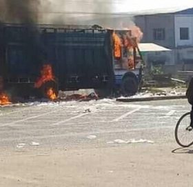 ट्रकको ठक्करबाट एक बालिका गम्भीर घाइते, ट्रकमा गरियो आगजनी