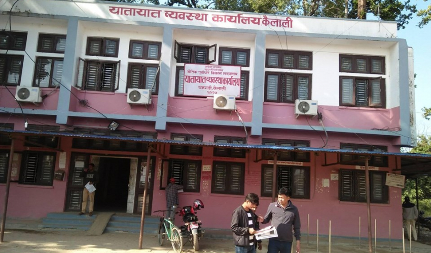 धनगढीमा रकम असुल्दै दुई नम्बरी र चलाउन अयोग्य गाडी पनि पास