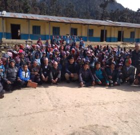 चिसो छल्न विद्यार्थीलाई न्यानो लुगा वितरण 