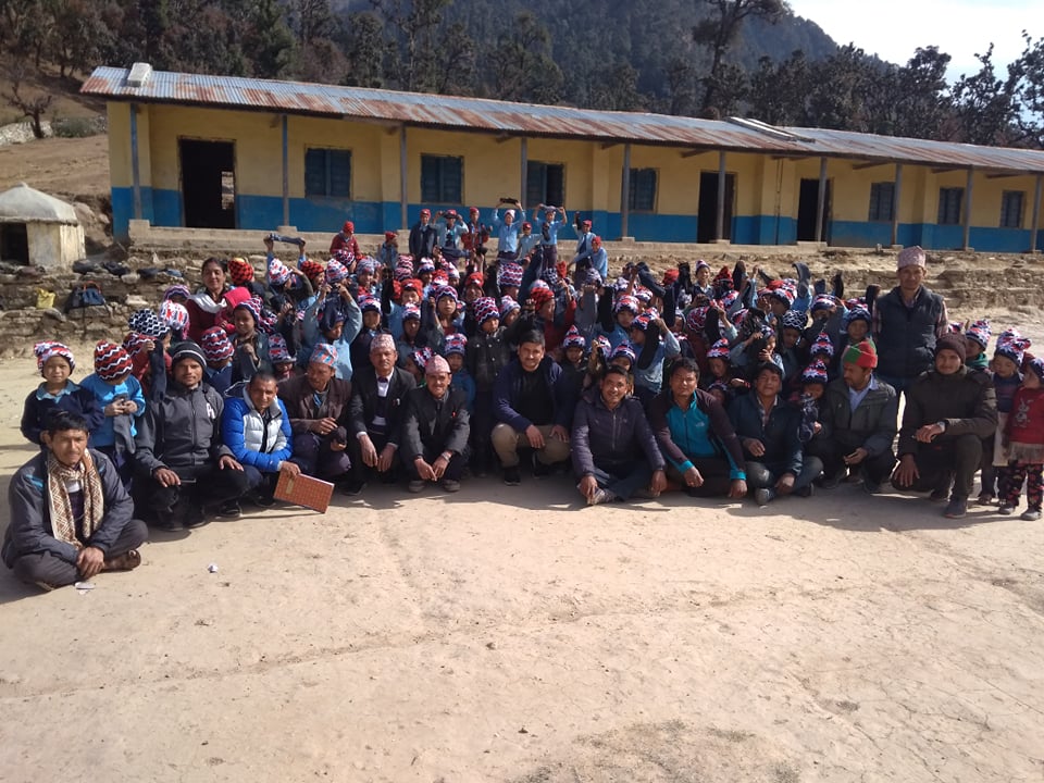 चिसो छल्न विद्यार्थीलाई न्यानो लुगा वितरण