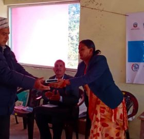 १० बिद्यालयलाई स्मार्ट प्रोजेक्टर बितरण