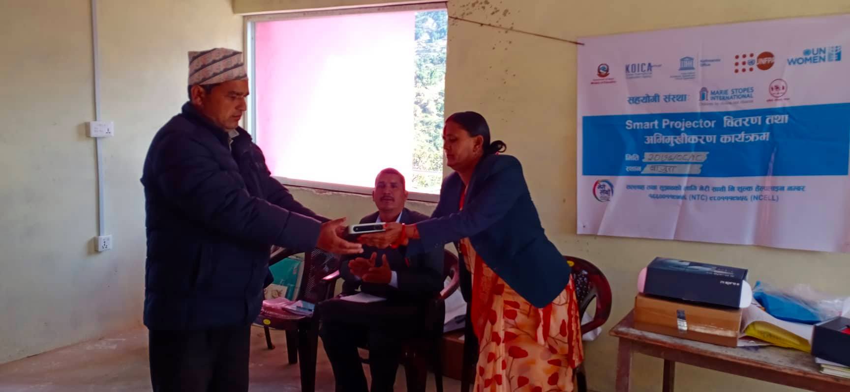 १० बिद्यालयलाई स्मार्ट प्रोजेक्टर बितरण