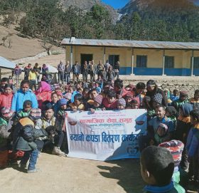 बालबालिकालाई न्यानो कपडा बितरण